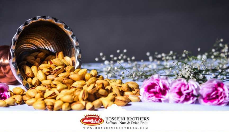 یک ظرف حاوی پسته بر روی زمین