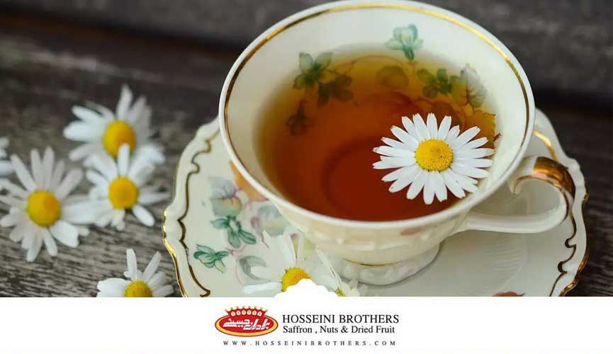 استکان چای به همراه گلهای بابونه