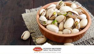 یک ظرف پسته تازه و خوشمزه