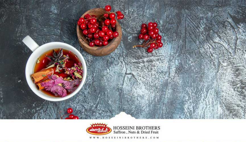 طرز تهیه دمنوش چای سیاه و کرن بری، یک فنجان حاوی دمنوش چای سیاه و کرن بری و مقداری کرن بری در کنار آن