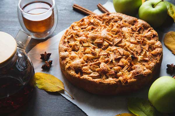 فواید تغذیه‌ای کیک عسلی سیب با بادام