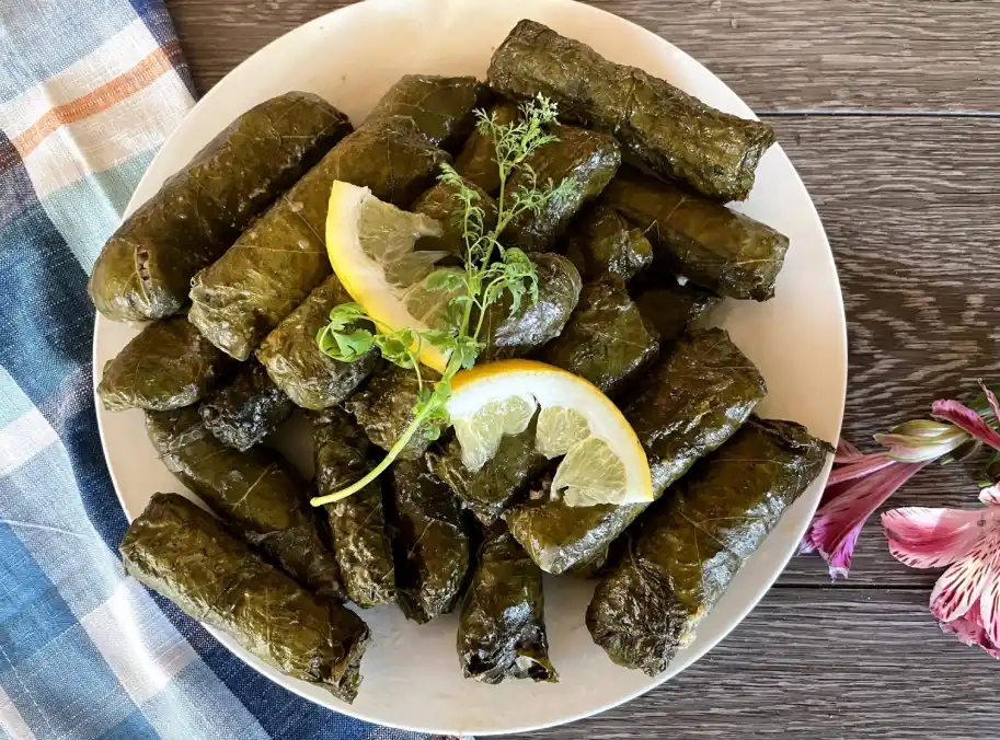 چگونه دلمه برگ مو درست کنیم؟