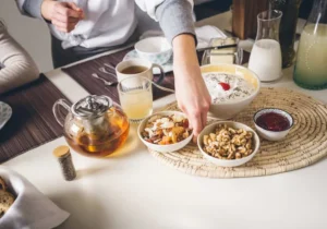 تهیه نوشیدنی‌ با آجیل در صبحانه