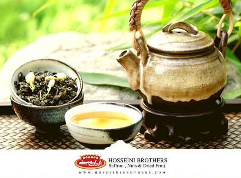 قوری و فنجان چای سبز