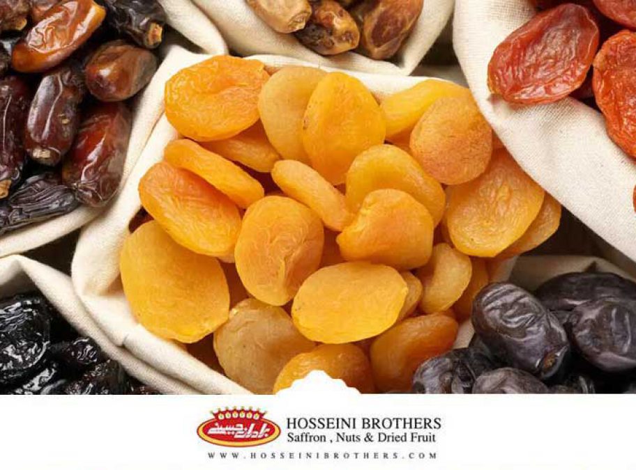 چند ظرف میوه خشک