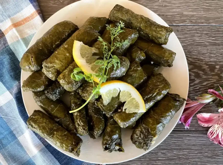 چگونه دلمه برگ مو درست کنیم؟