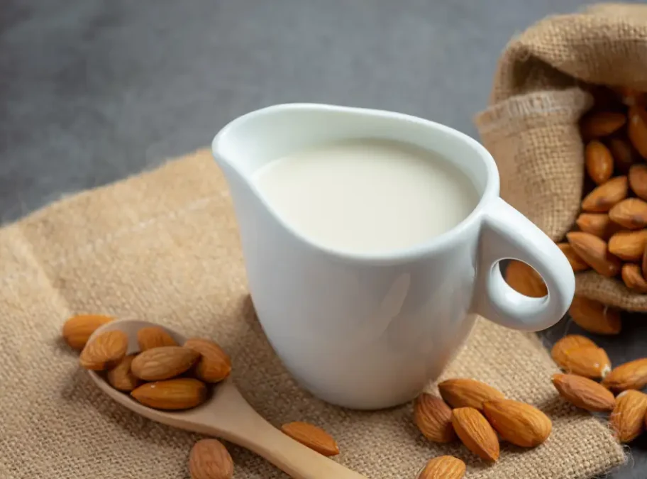 تهیه شیر بادام در خانه