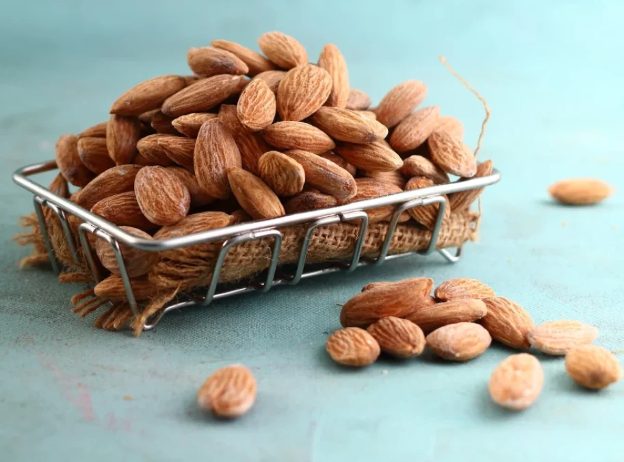 raw-or-roasted-almonds-better