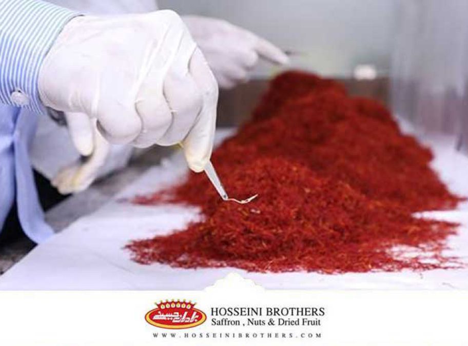 شخصی در حال آماده کردن زعفران