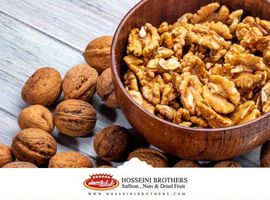 یک ظرف حاوی گردو و مقداری گردو در کنار آن