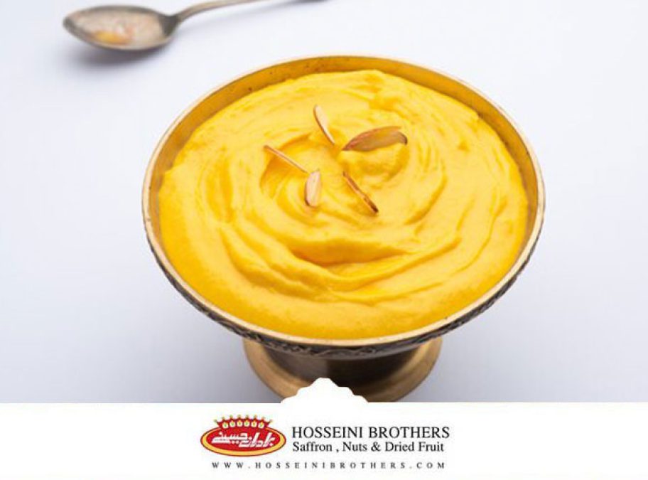 طرز تهیه پودینگ زعفرانی، یک ظرف حاوی پودینگ زعفرانی و یک قاشق در کنار آن